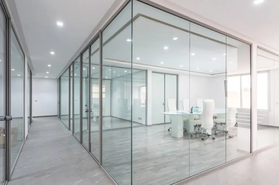 Cloison intérieure en aluminium, exemple de réalisation