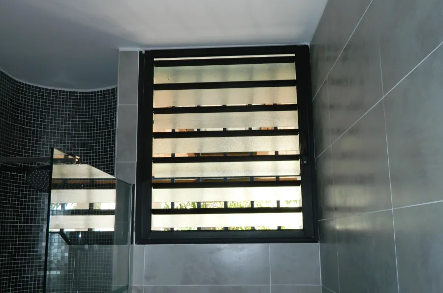 Fenêtre jalousie en aluminium, exemple de réalisation